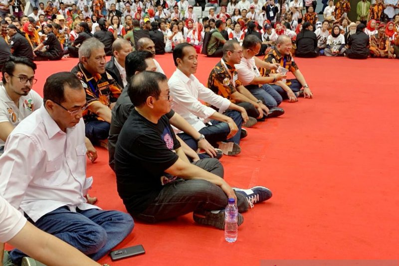 Calon Presiden nomor urut 01 Joko Widodo didampingi Ketua Tim Kampanye Nasional (TKN) Erick Thohir, Ketua DPR RI Bambang Soesatyo, dan Ketua Umum Pemuda Pancasila Yapto Soerjosoemarno dan tokoh lainna saat menghadiri Deklarasi Relawan PP Untuk Jokowi-Ma'ruf di Istora Senayan Jakarta, Minggu (3/3/2019) (Dok.Relawan Jokowi)