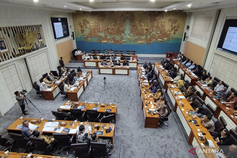 DPR Sentil TVRI dan RRI Rumahkan Karyawan Karena Terimbas Efisiensi Anggaran, Harus Diperkerjakan Kembali