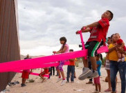 Jungkat Jungkit Pink di Perbatasan Amerika-Meksiko