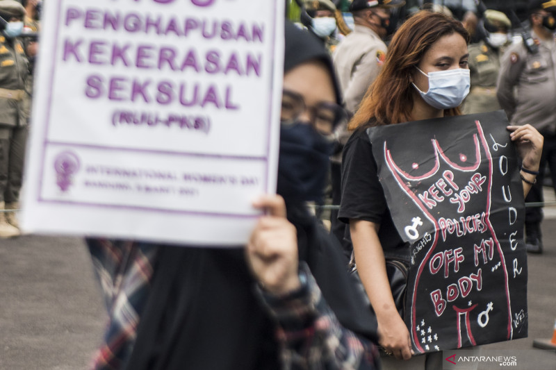 Sejumlah aktivis yang tergabung dalam Simpul untuk Pembebasan Perempuan melakukan unjuk rasa saat peringatan Hari Perempuan Internasional di Bandung, Jawa Barat, Senin (8/3/2021). (Foto: Antara)