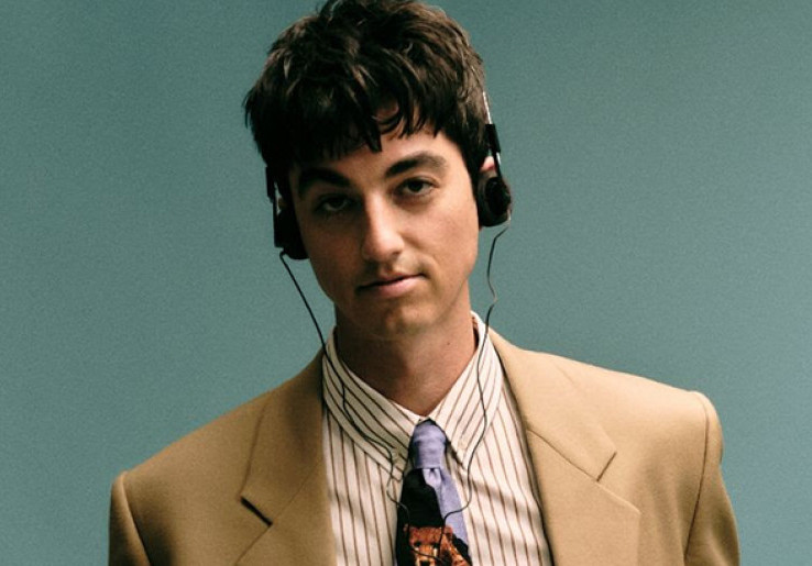 Elijah Woods Rilis ‘Ghost on the Radio' Jelang Tampil di The Sounds Project 2025