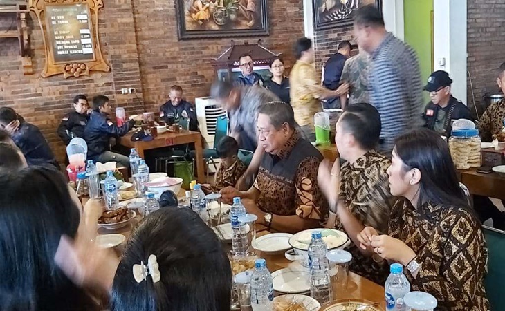 SBY makan siang di warung ayam goreng kesukaan Presiden Jokowi