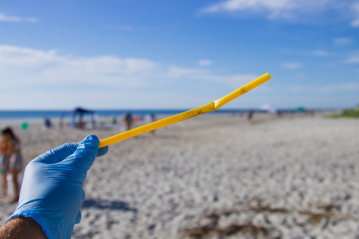 Botol plastik yang digunakan untuk membuat seragam lebih awet dibandingkan pakaian biasa (Foto: Unsplash/Brian Yurasits)