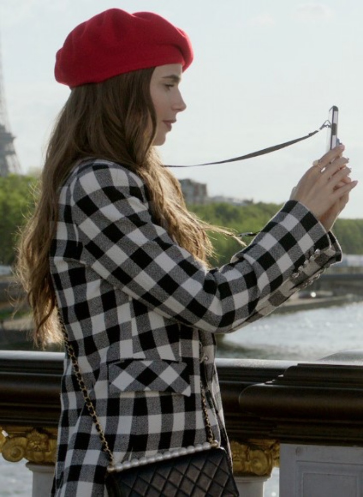 Outfit Terbaik Lily Collins di Serial Netflix 'Emily in Paris'