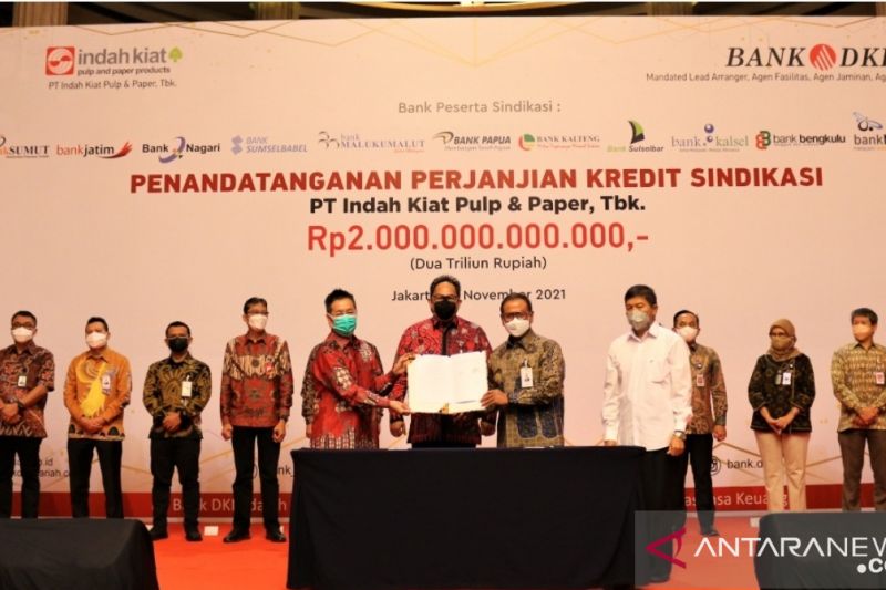 Direksi Bank DKI bersama 12 perwakilan Direksi Bank Pembangunan Daerah (BPD) Seluruh Indonesia menandatangani perjanjian kredit investasi secara sindikasi senilai Rp2 triliun dengan PT Indah Kiat Pulp&Paper Tbk (IKPP) di Jakarta, Senin (15/11/2021). (ANTARA/HO-Bank DKI)