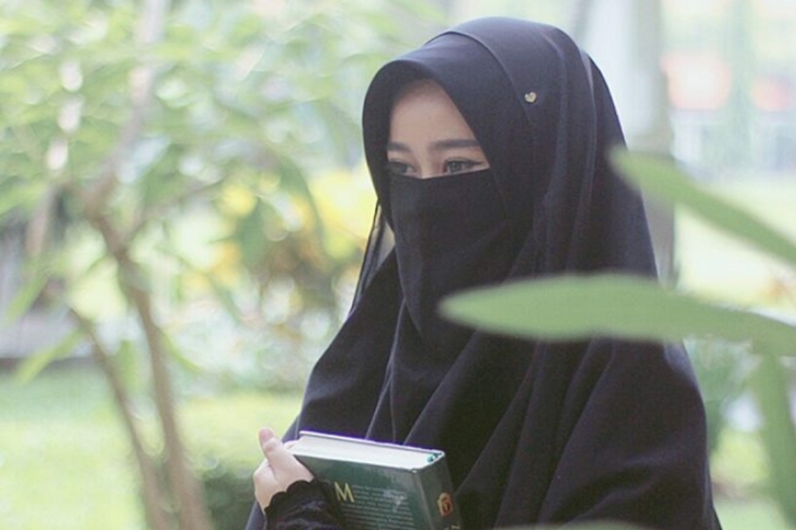Wanita mengenakan cadar (Foto: Antara/Ilustrasi/Net)