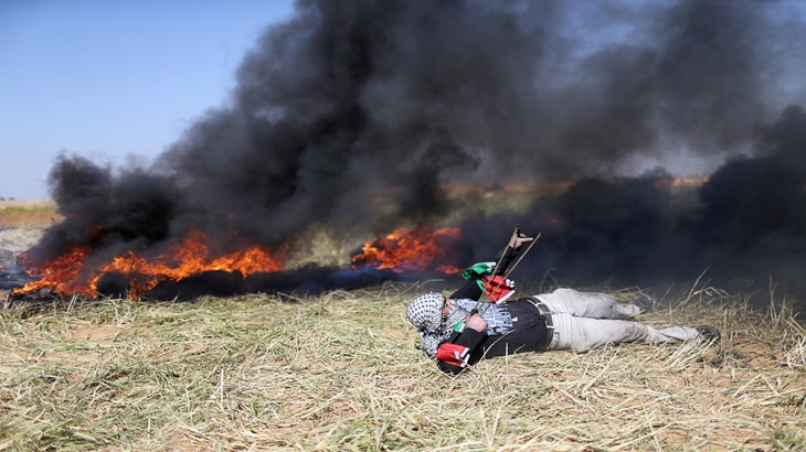 Pemuda Palestina lontar batu ke tentara Israel