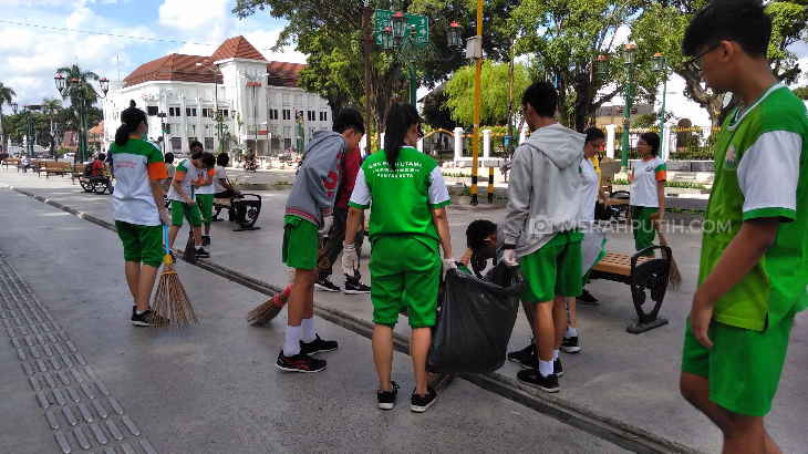 Bantu PKL, Pelajar Ramai-ramai Pungut Sampah di Malioboro