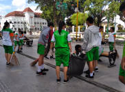Bantu PKL, Pelajar Ramai-ramai Pungut Sampah di Malioboro