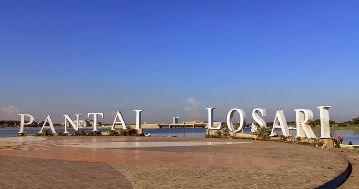Pantai Losari menjadi tempat wisata yang wajib dikunjungi di Makassar (Foto: Instagram/@jjs_Makassar)