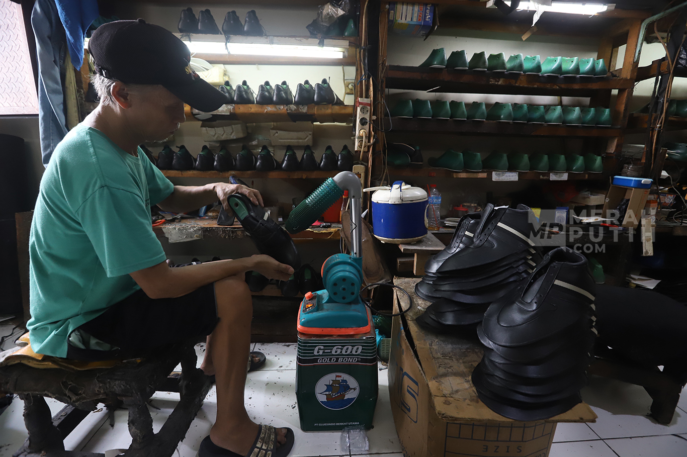 Menilik Produk Sepatu Kulit Lokal Buatan Industri Rumahan di Jakarta