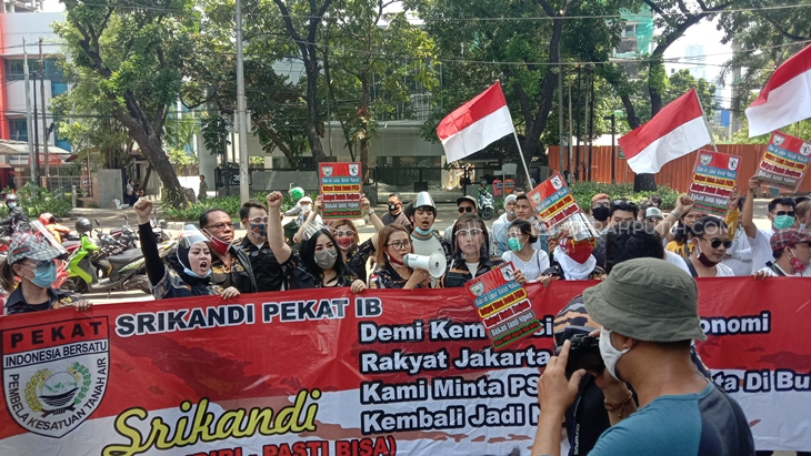 Srikandi Pembela Kesatuan Tanah Air Indonesia Bersatu (Srikandi Pekat IB) mendatangi DPRD DKI Jakarta, pada Senin (5/10) siang. (Foto: MP/Asropih)