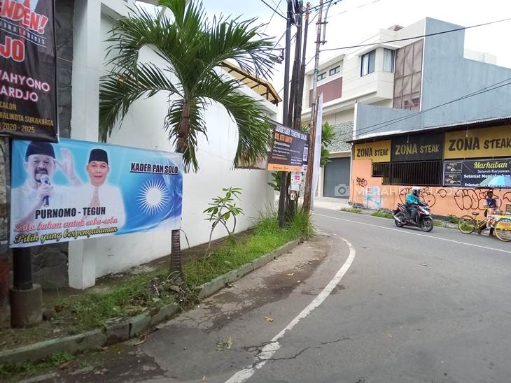 Spanduk PAN dukung pasangan Achmad Purnomo dan Teguh Prakosa di jalan Kota Solo, Jawa Tengah, Senin (6/1). (MP/Ismail)