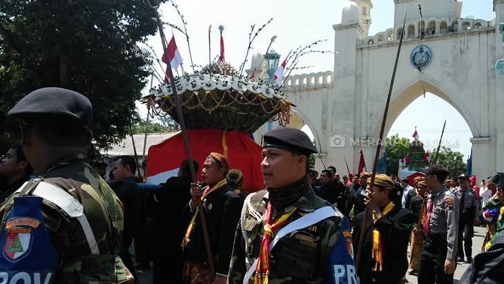 Salah satu gunungan saat tiba di kawasan Masjid Agung. (MP/Win)