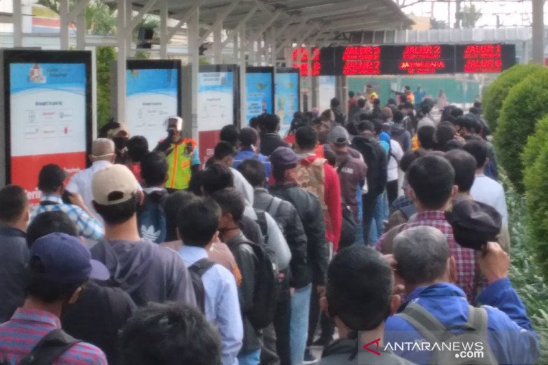 Perkantoran di Jakarta Buka, Penumpang KRL Membludak