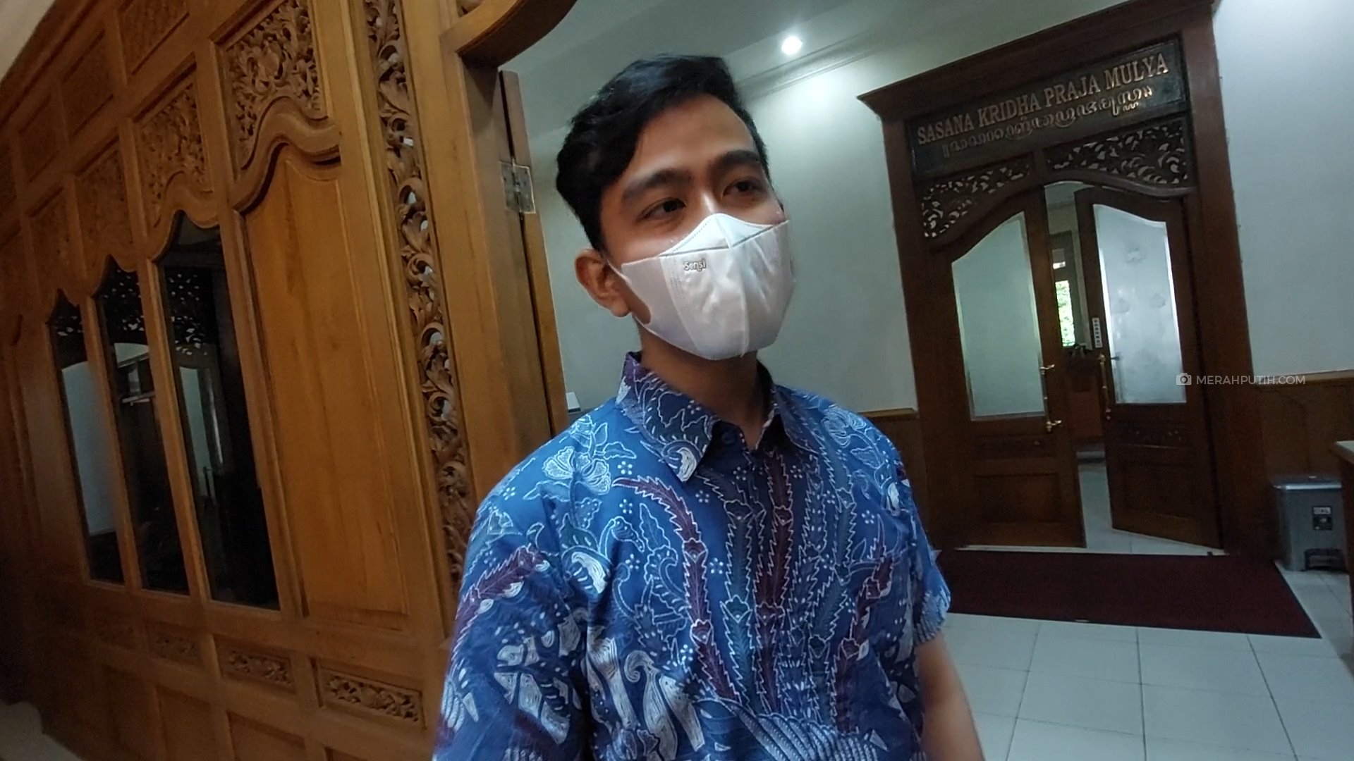 Gibran Pastikan Kedua Orang Tuanya Aman di Negara Konflik