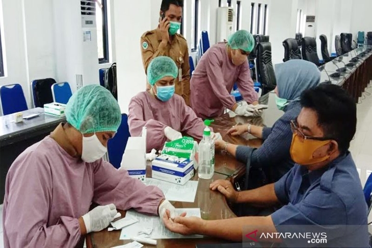 Anggota DPRD Barito Utara menjalani pemeriksaan tes cepat atau rapid test di gedung DPRD setempat di Muara Teweh, Senin (15/6/2020). ANTARA/HO