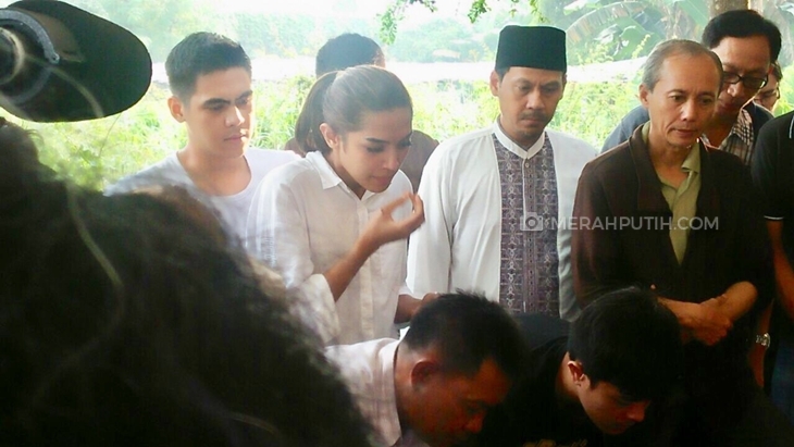 Lepas Kepergian Sang Ayah, Millendaru Turun ke Liang Lahat 