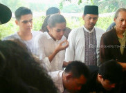 Lepas Kepergian Sang Ayah, Millendaru Turun ke Liang Lahat 