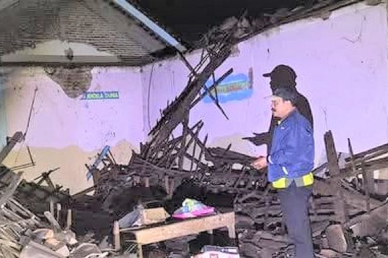 SD di Magetan Roboh Setelah Hujan Melanda Magetan Jawa Timur