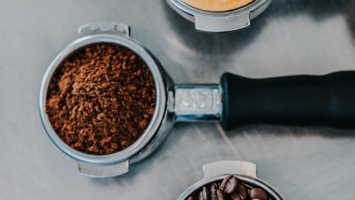 Seseorang akan lebih berenergi setelah meminum kopi. (Foto: Unsplash/nathan dumlao)