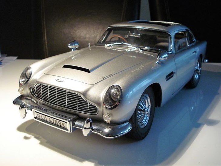 mobil aston martin