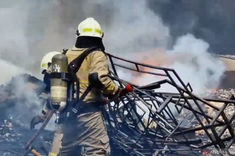 Lupa Matikan Kompor Picu Kebakaran Deretan Rumah di Cakung Timur
