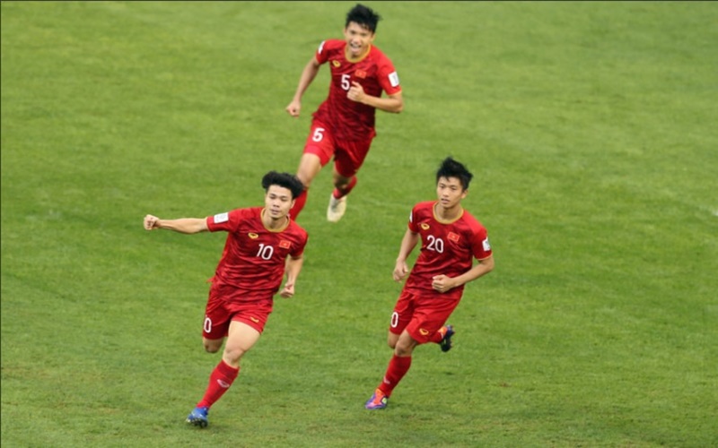Para pemain Vietnam merayakan kelolosan ke perempat final