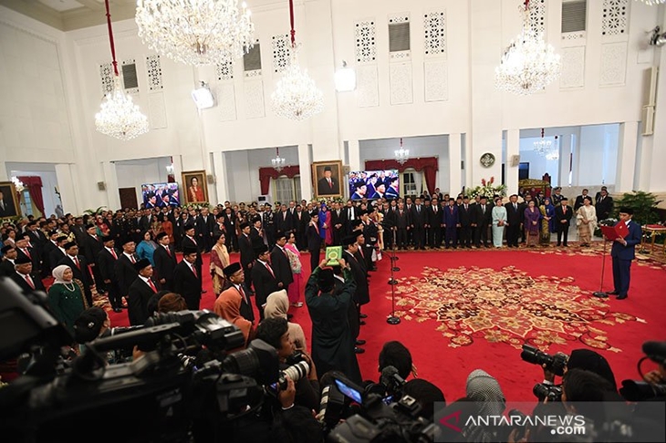 Presiden Joko Widodo mengambil sumpah jajaran menteri dalam rangkaian pelantikan Kabinet Indonesia Maju di Istana Merdeka, Jakarta, Rabu (23/10/2019). ANTARA FOTO/Wahyu Putro