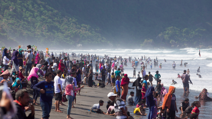 Puluhan Ribu Wisatawan Padati Pantai Selatan Cianjur
