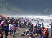 Puluhan Ribu Wisatawan Padati Pantai Selatan Cianjur