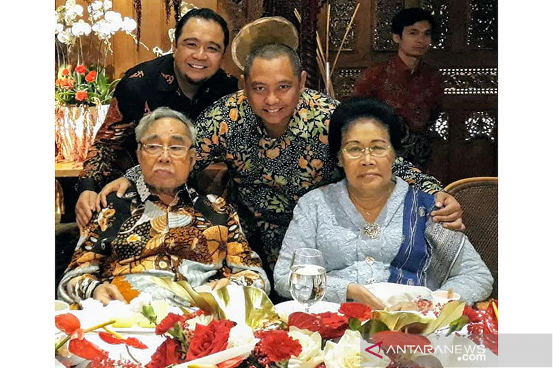 Politikus senior Sabam Sirait saat merayakan ulang tahun bersama anak muda milenial. ANTARA/dokumentasi pribadi/pri
