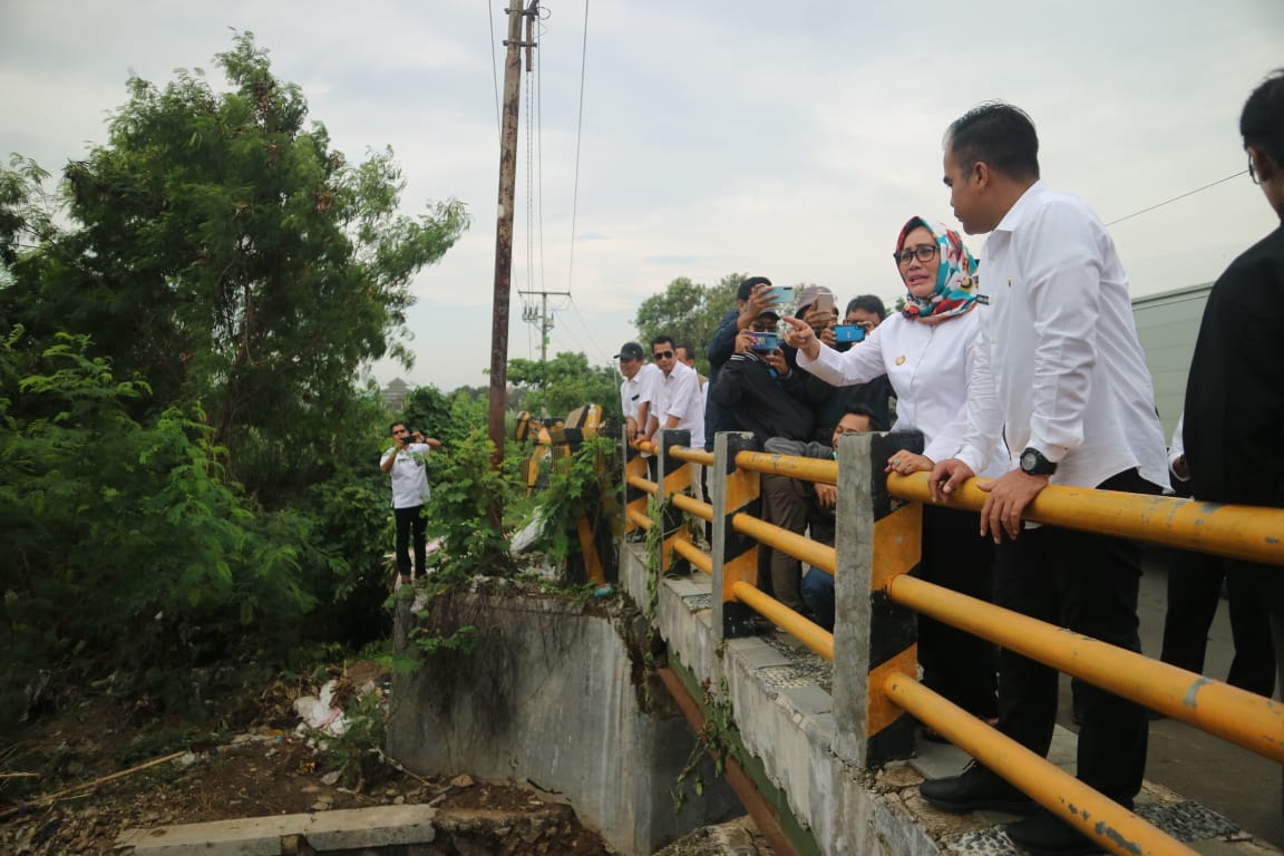 Wakil Wali Kota Cirebon, Eti Herawati meninjau pengerukan Sungai Cikalong