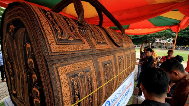 Tas Raksasa Pecahkan Rekor Muri, Kebayang Cara Bawanya?