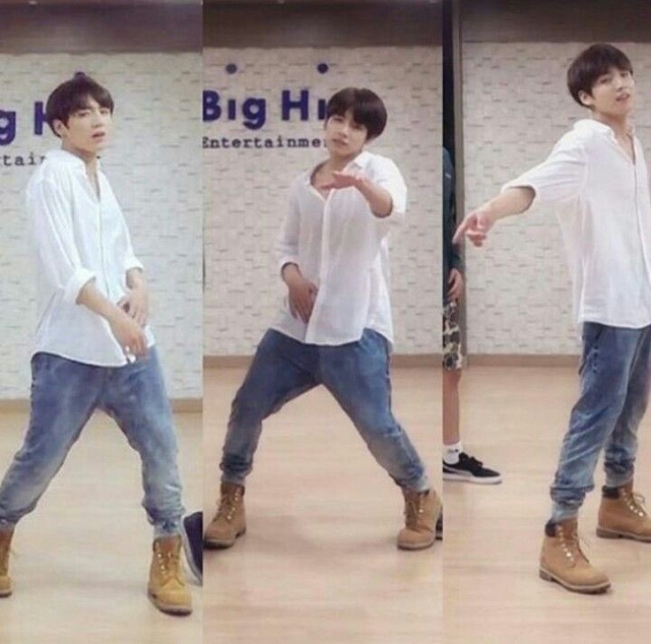 Gaya andalan Jungkook dari BTS. (Foto: Twitter/@ETRNALGOO)