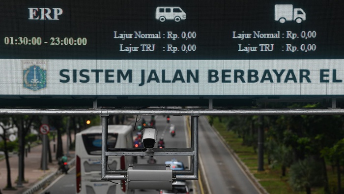 Pengendara melintasi alat teknologi sistem jalan berbayar elektronik (ERP) di Jalan Merdeka Barat, Jakarta, Rabu (14/11). ANTARA FOTO/Wahyu Putro A.