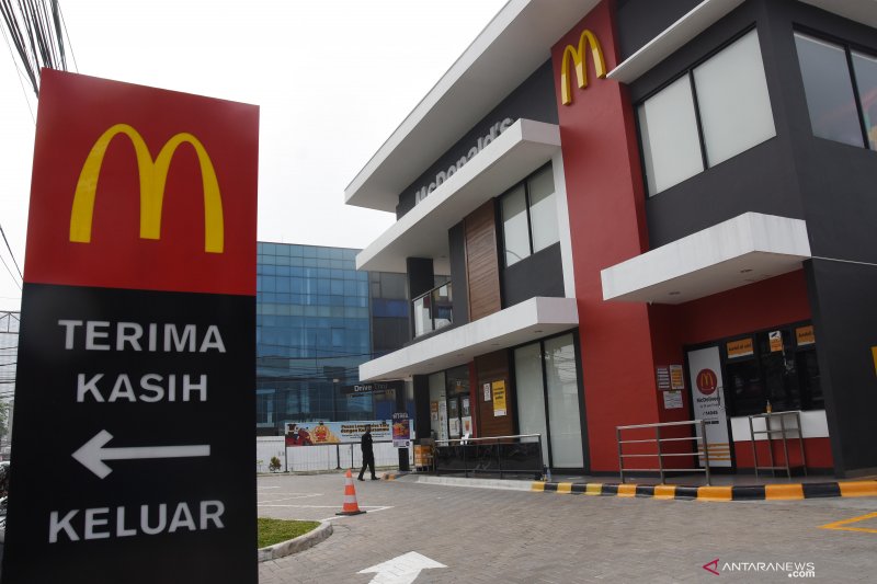 Petugas keamanan berjaga di salah satu gerai restoran cepat saji McDonald's yang ditutup sementara di Jalan Tambak, Jakarta, Kamis (10/6/2021). Pemprov DKI Jakarta menutup sementara 21 gerai McDonald's selama 1x24 jam sebagai akibat dari adanya kerumunan pembeli saat peluncuran paket BTS meal pada Rabu (9/6) yang melanggar protokol kesehatan pencegahan penularan COVID-19. ANTARA FOTO/Indrianto Eko Suwarso/wsj.
