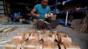 Cara Kreatif Manfaatkan Eceng Gondok Rawa Pening