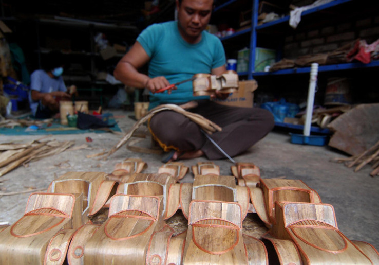 Cara Kreatif Manfaatkan Eceng Gondok Rawa Pening