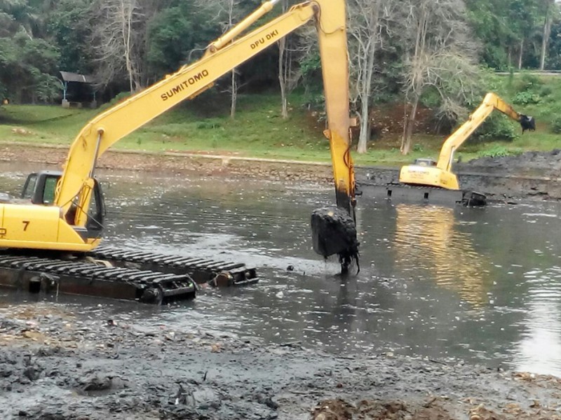 Dinas SDA Jaksel Keruk Lima Waduk di Wisata Ragunan