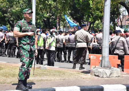 5 Ribu Tentara Dikerahkan Amankan Demo Buruh di Istana Negara dan DPR