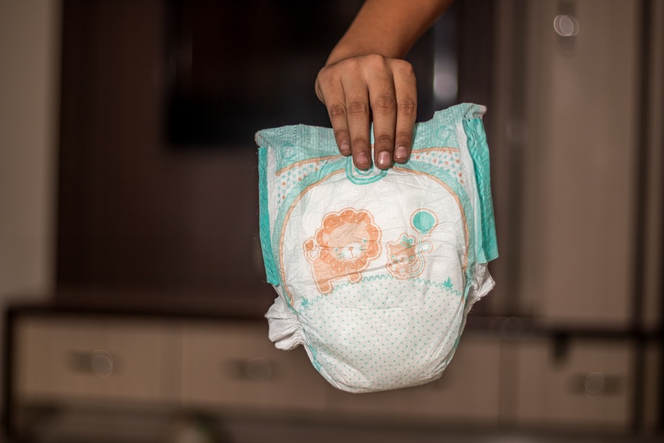 mencoba popok bayi