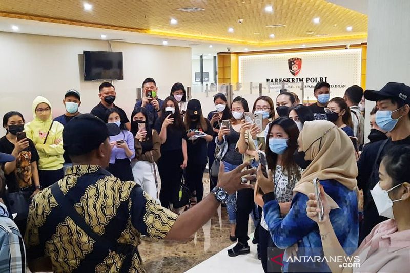 Sejumlah korban penipuan investasi suntik modal alat kesehatan dengan kerugian sekitar Rp1,2 triliun, mendatangi Bareskrim Polri, Jakarta, Selasa (14/12/2021). ANTARA/Laily Rahmawaty/aa.