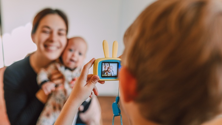 Cara Aman Flexing Foto Anak di Media Sosial