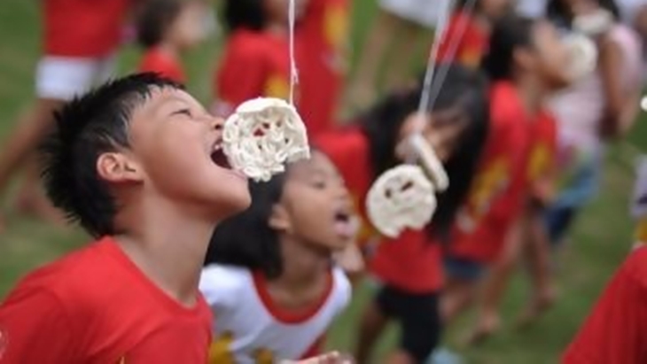 Ilustrasi perlombaan makan kerupuk saat perayaan 17 Agustus. (Foto/rimanews.com)