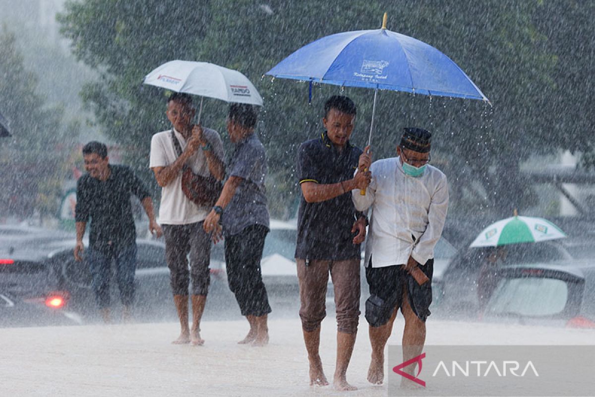 Hujan dengan Intensitas Bervariasi Terjadi di Seluruh Indonesia hingga Awal Februari