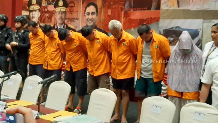 Polisi membekuk sindikat penipuan jual beli rumah mewah. (Foto: MP/Kanugrahan)