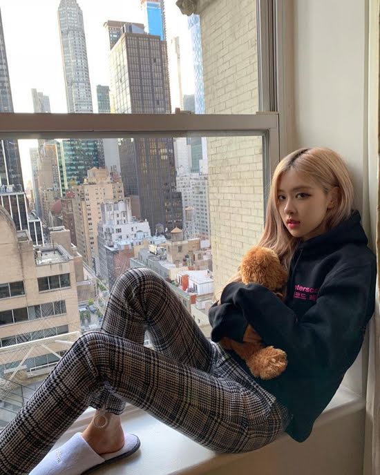 Rose menggunakan hoodie. (Foto koreaboo)