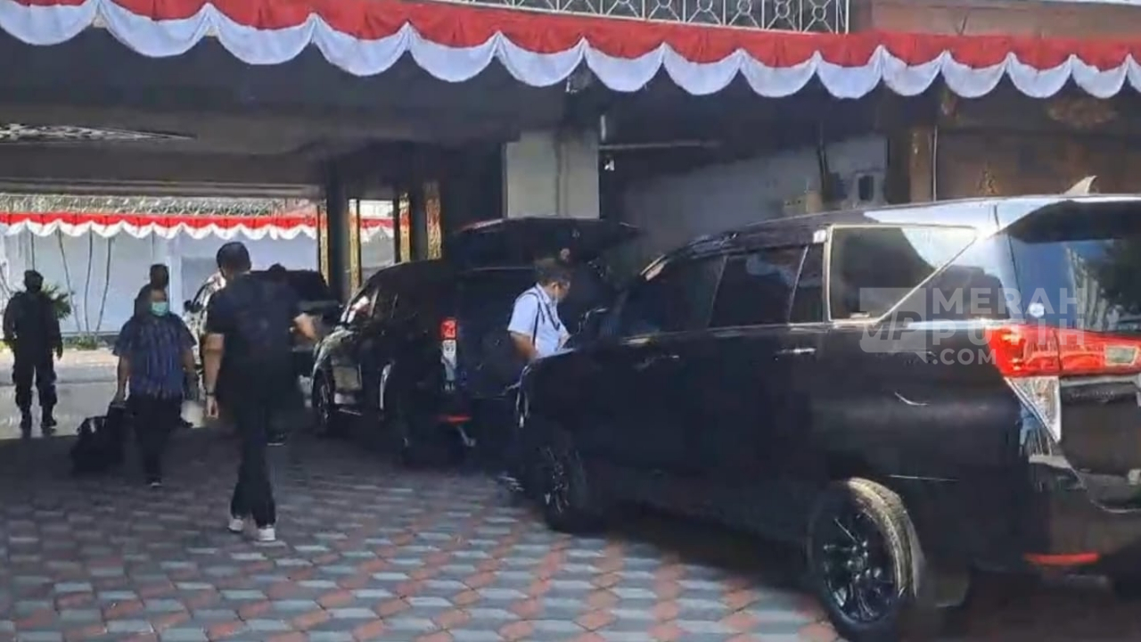 KPK Geledah Kantor Bupati Sukoharjo Etik Suryani, Bawa 3 Koper Barang Bukti