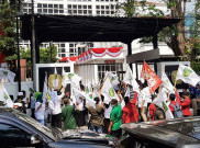Ribuan Pendukung Partai Padati Gedung KPU hingga Picu Kemacetan